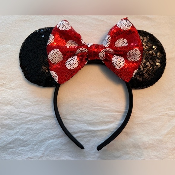 Disney Minnie Mouse Ears w/Red & White Bow All In Sequins - Picture 1 of 2